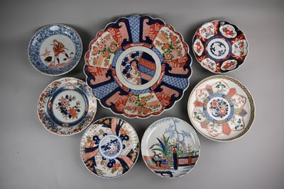 many plates that are arranged in a circle on the wall
