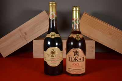 deux bouteilles de vin posées l'une à côté de l'autre sur une table