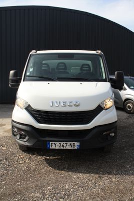 une camionnette blanche garée devant un bâtiment