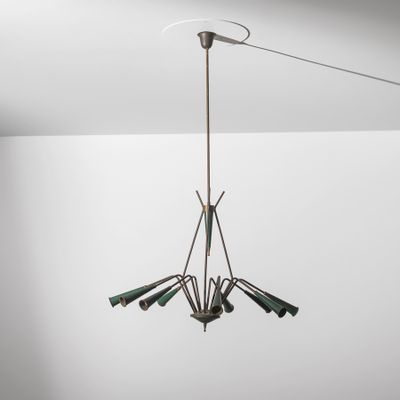 une image d'un lustre suspendu au plafond d'une pièce