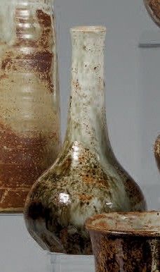 de nombreux vases différents exposés dans une vitrine