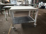 une table placée au milieu d'une pièce