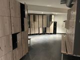 de nombreux casiers dans le couloir d'un immeuble