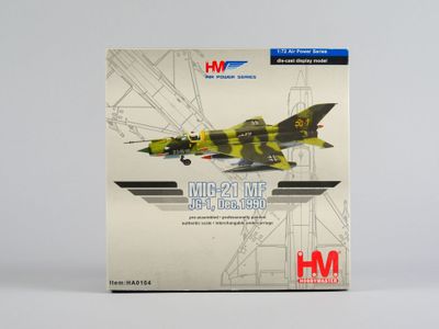 une photo d'une maquette d'avion militaire