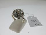 une image représentant une bague en argent ornée d'un diamant au centre