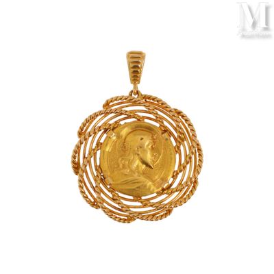 un gros plan d'une pièce d'or entourée d'une corde