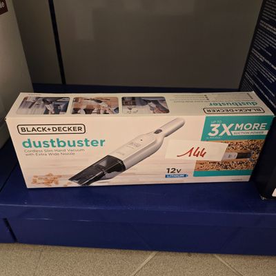 emballage d'un aspirateur Dustbuster Black & Decker posé sur un comptoir bleu