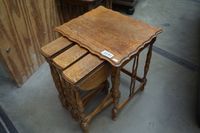 Lot de 4 tables gigognes en chêne anglais - Vers 1930 - H : …