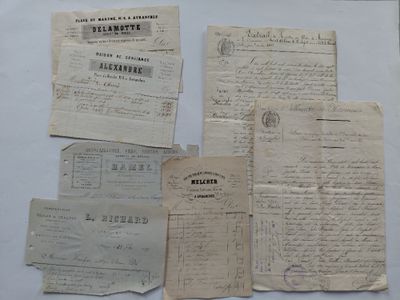 quelques vieux papiers sont posés sur une table, à côté d'un stylo et d'encre