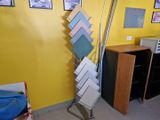 une pièce avec un mur jaune et une pile de livres