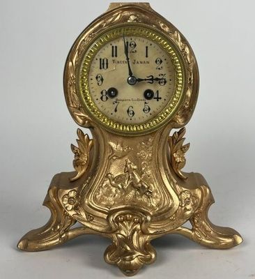 une horloge en or posée sur une table