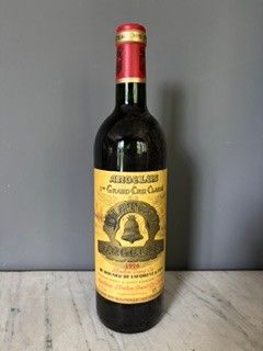 une bouteille de vin posée sur une table