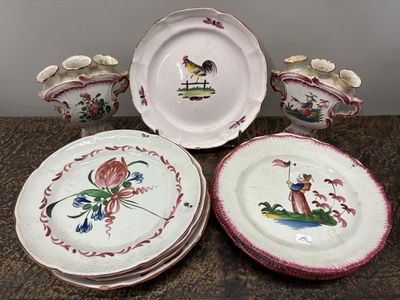 de nombreuses assiettes et bols posés sur une table, sur lesquels est représenté un oiseau