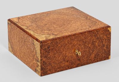 une image représentant une petite boîte en bois munie d'un cadenas