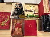 plusieurs livres posés ensemble sur une table