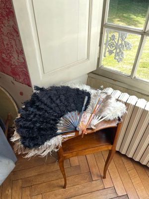 une photo d'une pièce avec un ventilateur et une chaise
