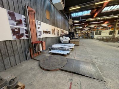 de nombreux morceaux de métal éparpillés sur le sol d'un entrepôt