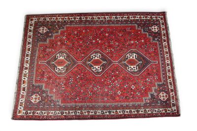 SHIRAZ TAPIS en laine à fond rouge à décor d'une suite de 3 …