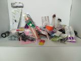 un tas d'objets divers posés sur un comptoir
