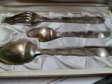 quatre cuillères et deux cuillères dans une boîte