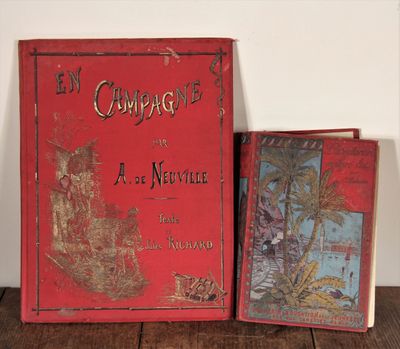 Deux livres sont posés l'un à côté de l'autre sur une table en bois.
