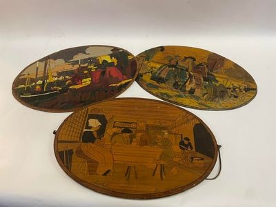 trois assiettes en bois ornées de dessins représentant des personnes, posées sur une table