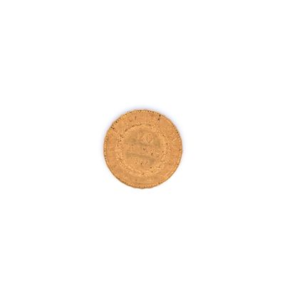 un gros plan d'un penny posé sur une surface blanche