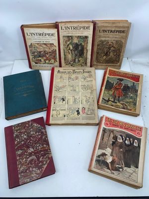 plusieurs vieux livres posés sur une table les uns à côté des autres