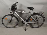 un vélo argenté avec un panier à l'arrière