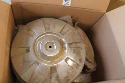 une boîte en carton contenant un objet métallique