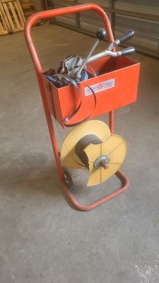 un chariot rouge chargé d'outils dans un garage