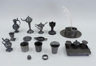 un grand nombre d'objets en argent posés sur une table