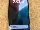 un gros plan d'un téléphone portable posé sur une table en bois