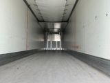 une image représentant un long couloir avec une porte au milieu
