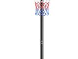 un gros plan d'un panier de basket sur un pied, avec un ballon