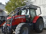 un tracteur rouge garé devant un bâtiment
