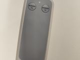 une télécommande fixée au mur