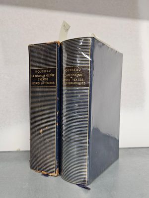 deux livres posés sur une table