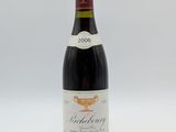 une bouteille de vin posée sur une table