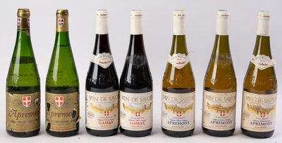 plusieurs bouteilles de vin sont alignées dans une rangée