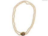 gros plan d'un collier de perles sur fond blanc