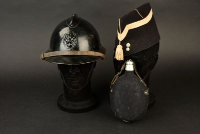 deux casques et un casque sont posés sur une surface noire