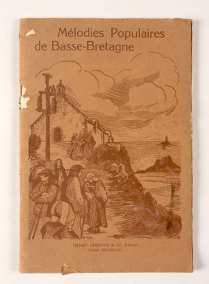 un vieux livre sur lequel figure le dessin d'un groupe de personnes sur une plage