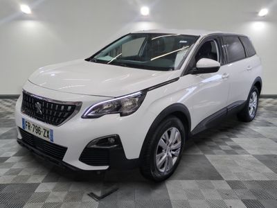 la voiture blanche est garée dans la pièce au sol en damier