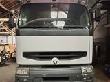 un camion garé dans un garage
