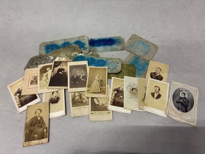 une vieille photo d'un tas de vieilles photos sur une table