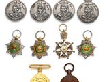 un assortiment de médailles comprenant une médaille, une médaille, une médaille et une médaille
