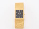 une photo d'une montre-bracelet en or avec un cadran noir