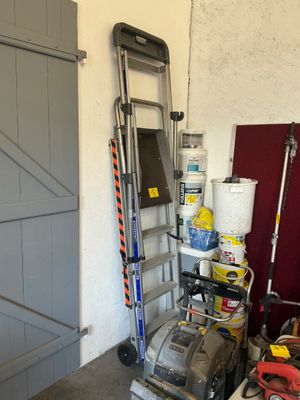 une photo d'un garage avec une échelle et des outils