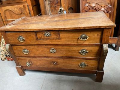 une commode en bois munie de poignées en laiton